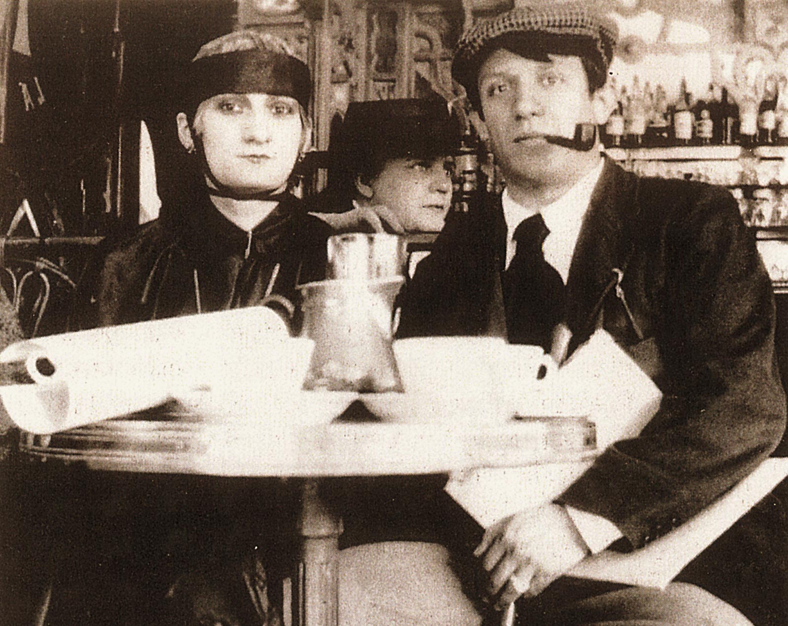 Marie Vassilieff avec Picasso et Paquerette, un modèle de chez Poiret, 1916