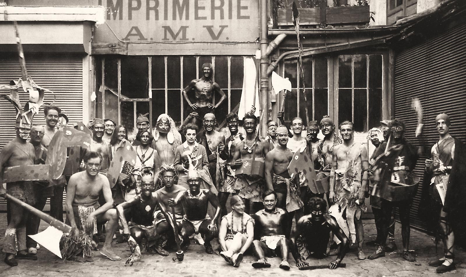 Départ de la Masse des Beaux-Arts devant l’atelier du 21 avenue du Maine, photo Marc Vaux, 1922