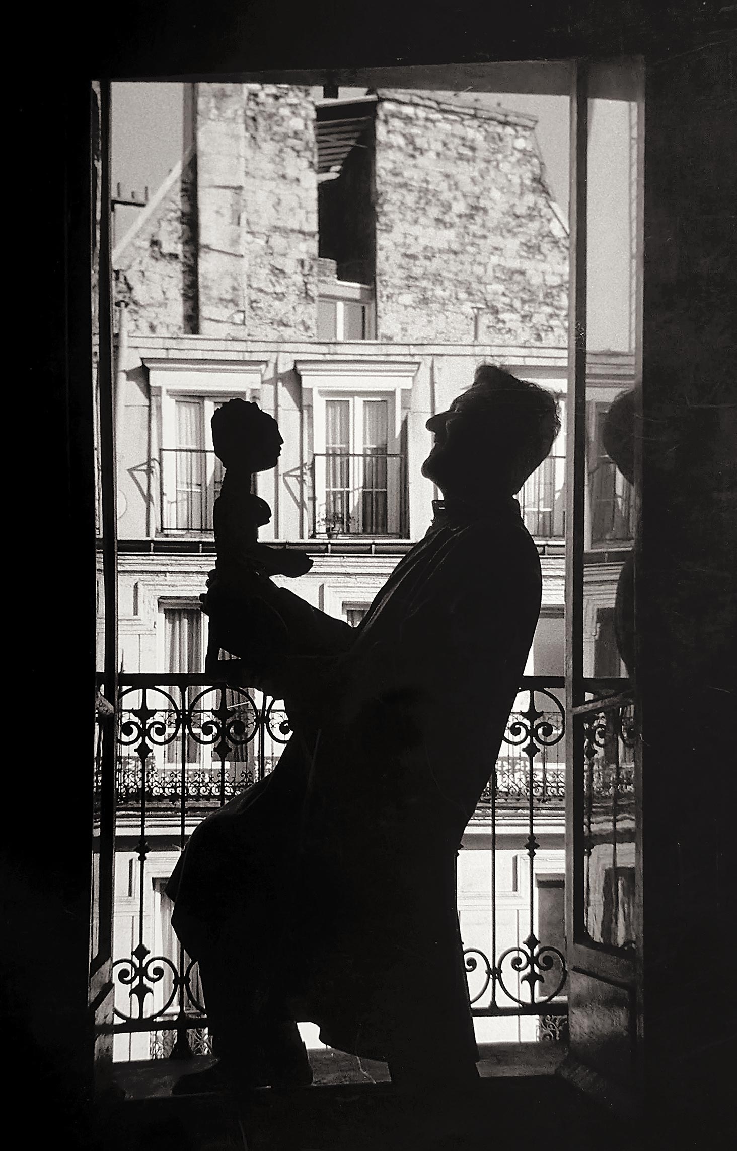 Claude Bernès chez lui avec une sculpture africaine